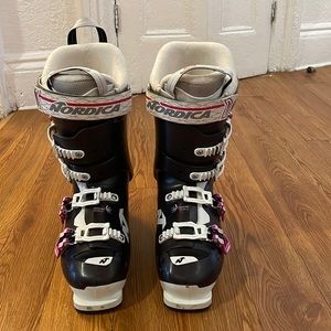 Women’s Nordica Speed Machine ski boots